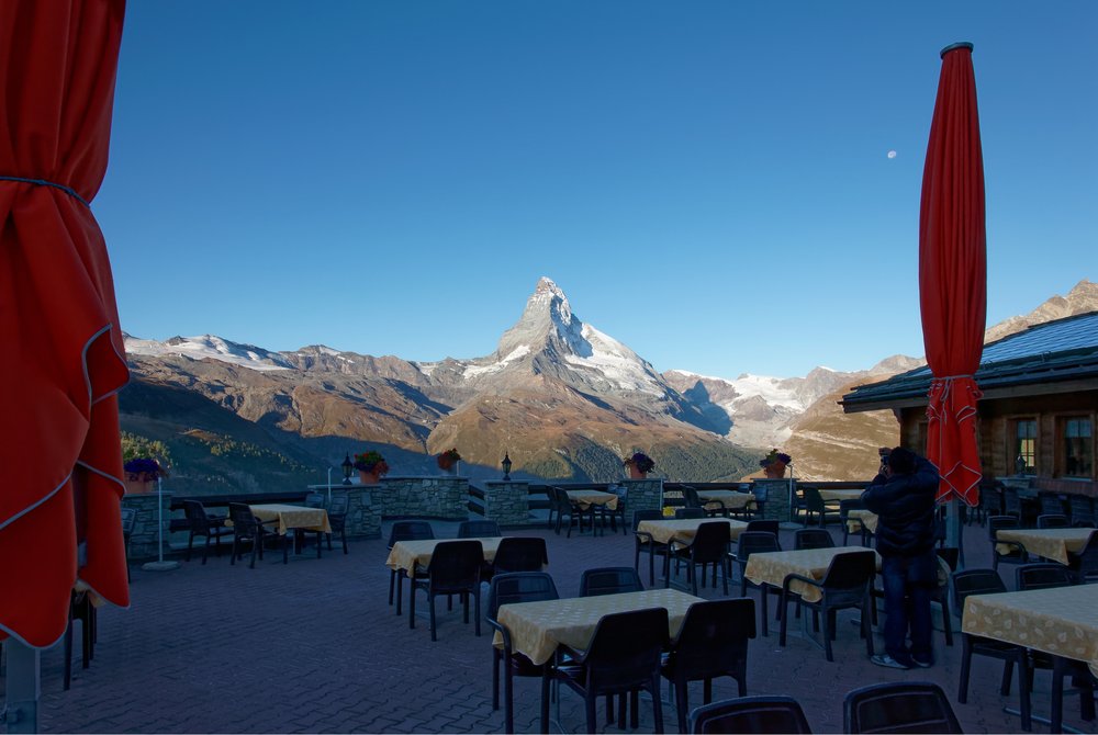 Taras restauracji w Sunnegga z widokiem na Matterhorn latem