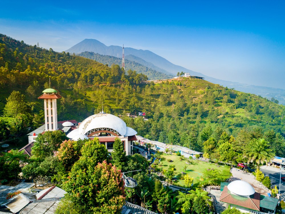 Meczet At-Ta'awun z minaretem pod przełęczą Puncak Pass, z lotu ptaka