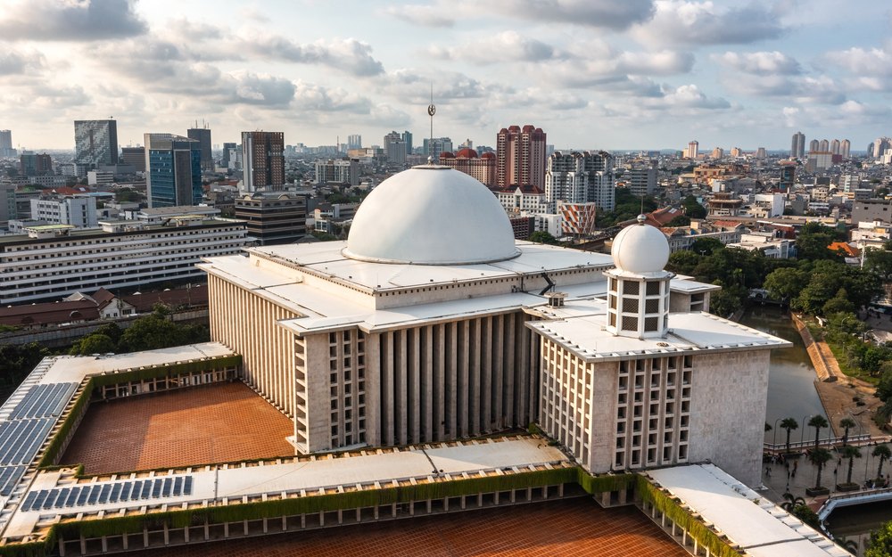 Kopuła i minaret meczetu Istiqlal w Dżakarcie, z lotu ptaka