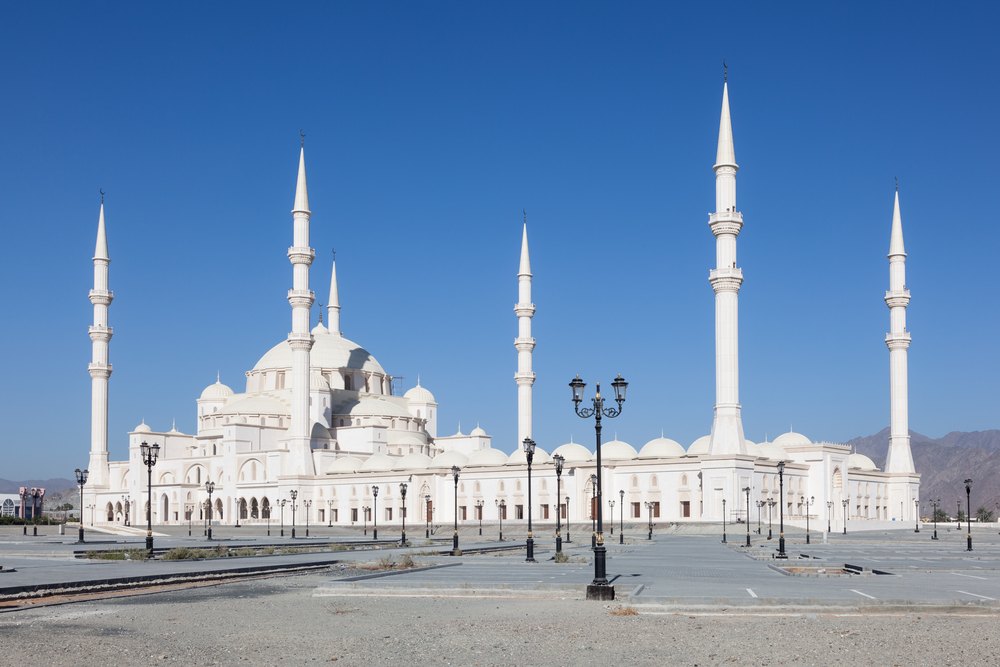 Biały Meczet Szejka Zajida z sześcioma minaretami w mieście Fudżajra