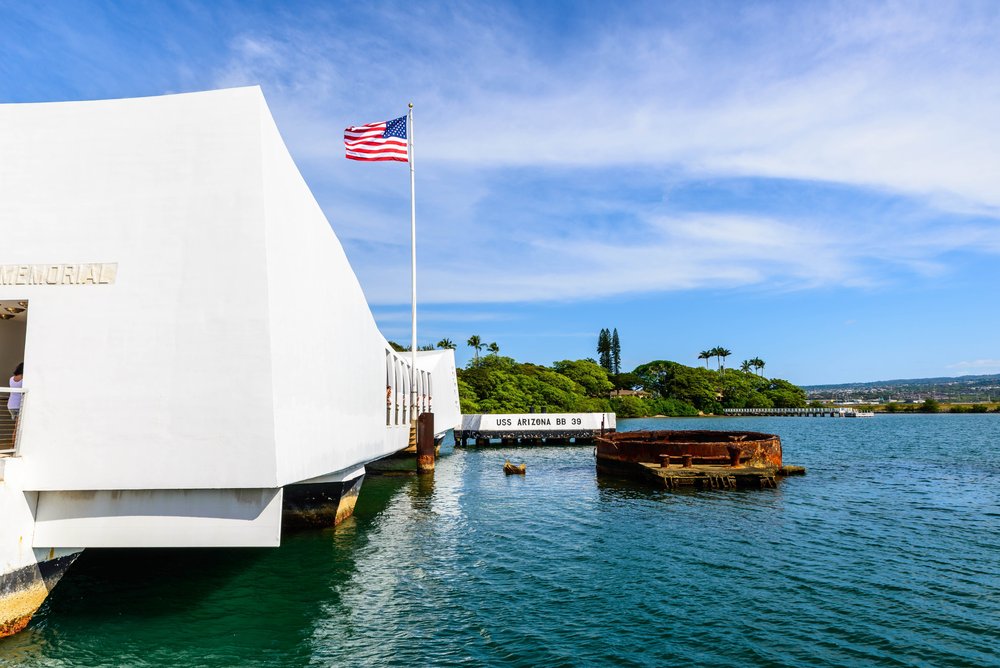 Biały memoriał USS Arizona nad wrakiem okrętu w Pearl Harbor