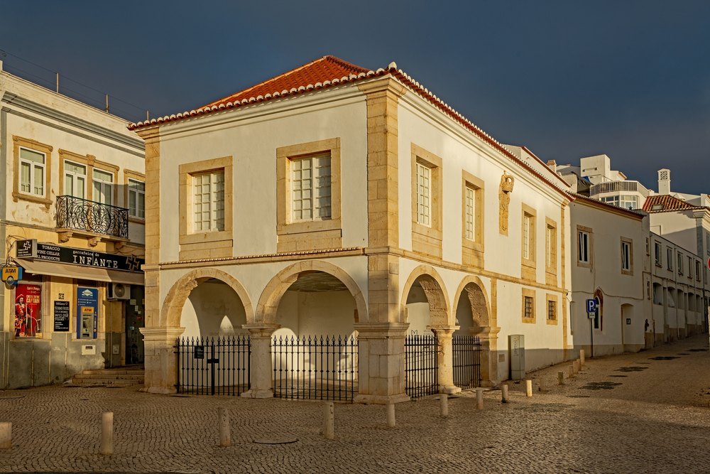 Budynek dawnego targu niewolników z arkadami przy Praça do Infante w Lagos