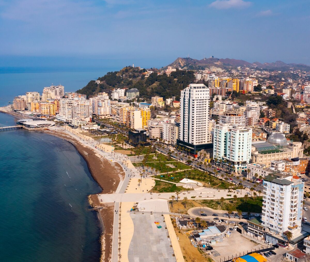 Plaża i zabudowa Durrës nad Adriatykiem z lotu ptaka