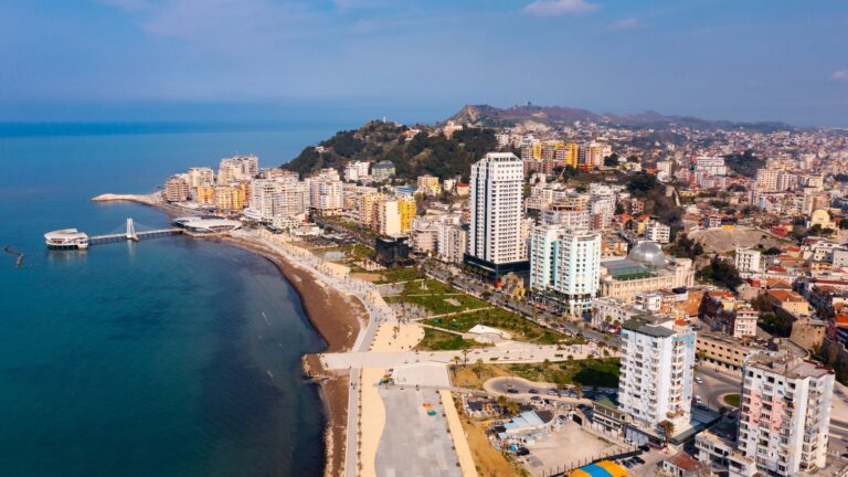 Plaża i zabudowa Durrës nad Adriatykiem z lotu ptaka