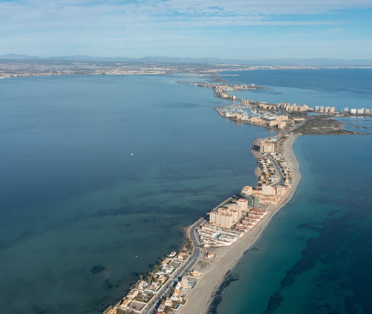 Mierzeja La Manga z lotu ptaka: wąski pas zabudowy między laguną Mar Menor a Morzem Śródziemnym