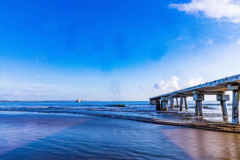 Betonowe molo w Malindi nad Oceanem Indyjskim