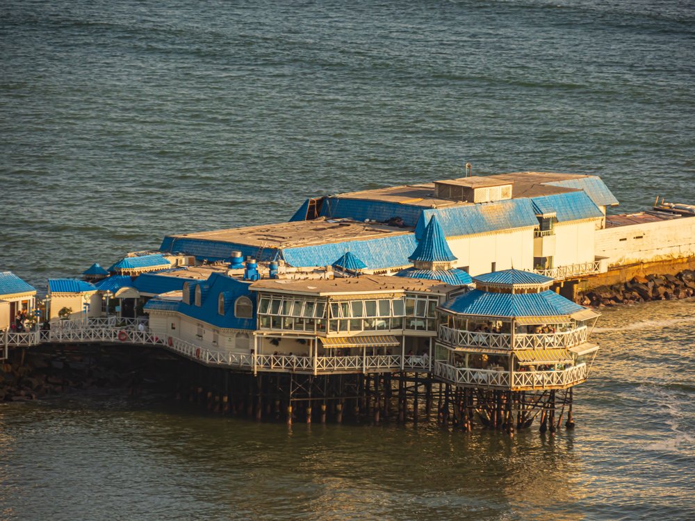 Restauracja na molo La Rosa Náutica w Miraflores nad oceanem