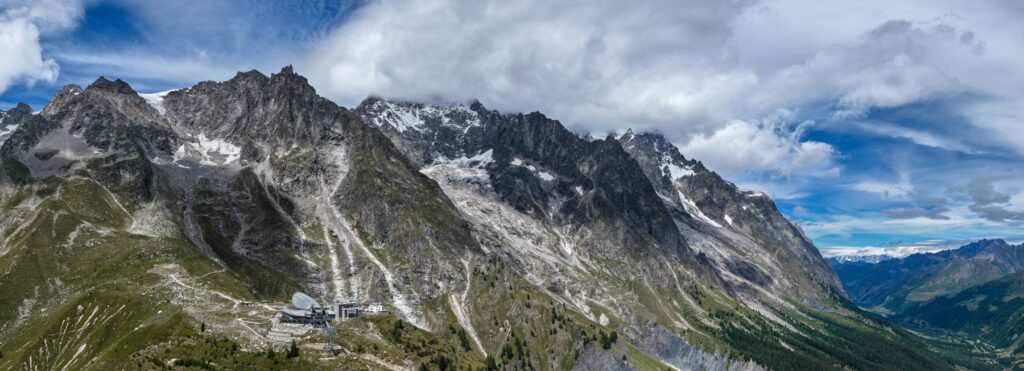 Skalne granie masywu Mont Blanc nad Courmayeur latem, na zboczu stacja Pavillon kolei Skyway