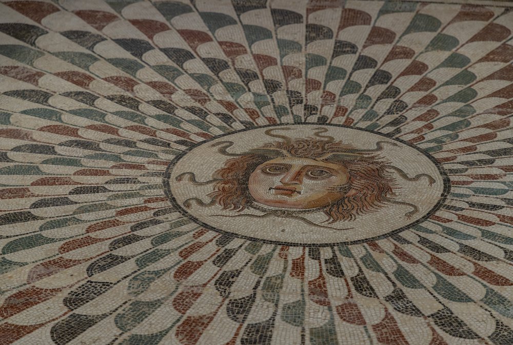 Rzymska mozaika z głową Meduzy otoczoną promienistym wzorem w Muzeum Archeologicznym w Sousse