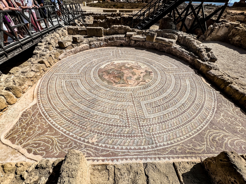 Okrągła mozaika z labiryntem w Parku Archeologicznym w Pafos, wokół ruiny i kładka