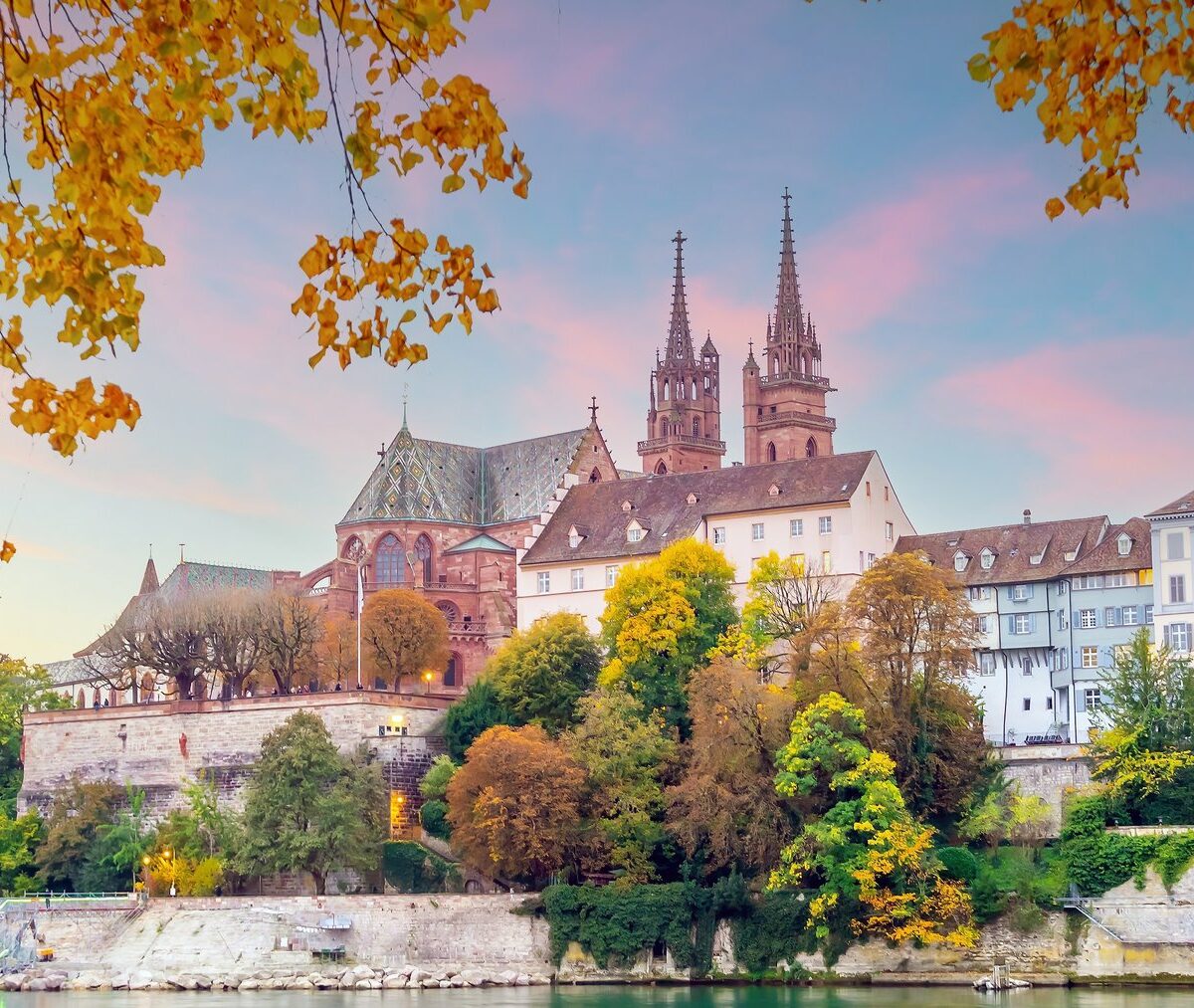 Katedra Münster nad Renem w Bazylei wśród jesiennych drzew