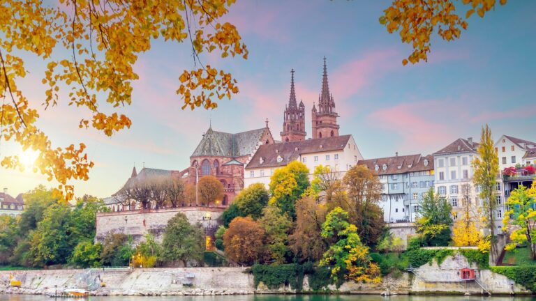 Katedra Münster nad Renem w Bazylei wśród jesiennych drzew