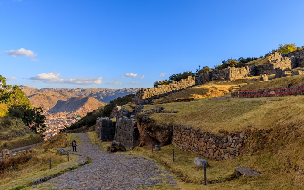 Kamienne mury i ścieżka w ruinach Sacsayhuamán nad Cusco