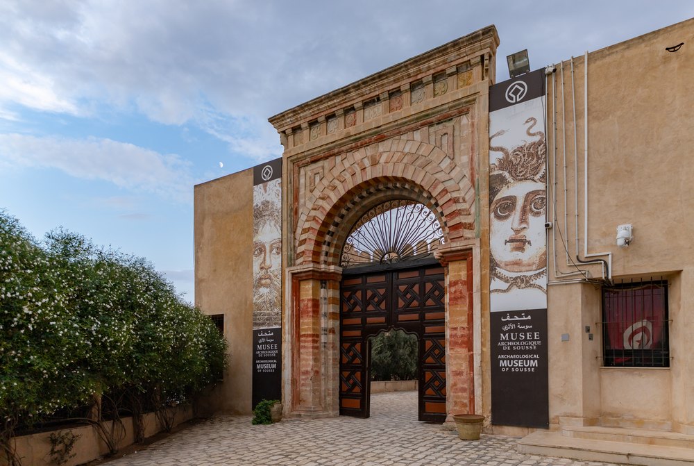 Ozdobna brama Muzeum Archeologicznego w kasbie w Sousse z banerami mozaik