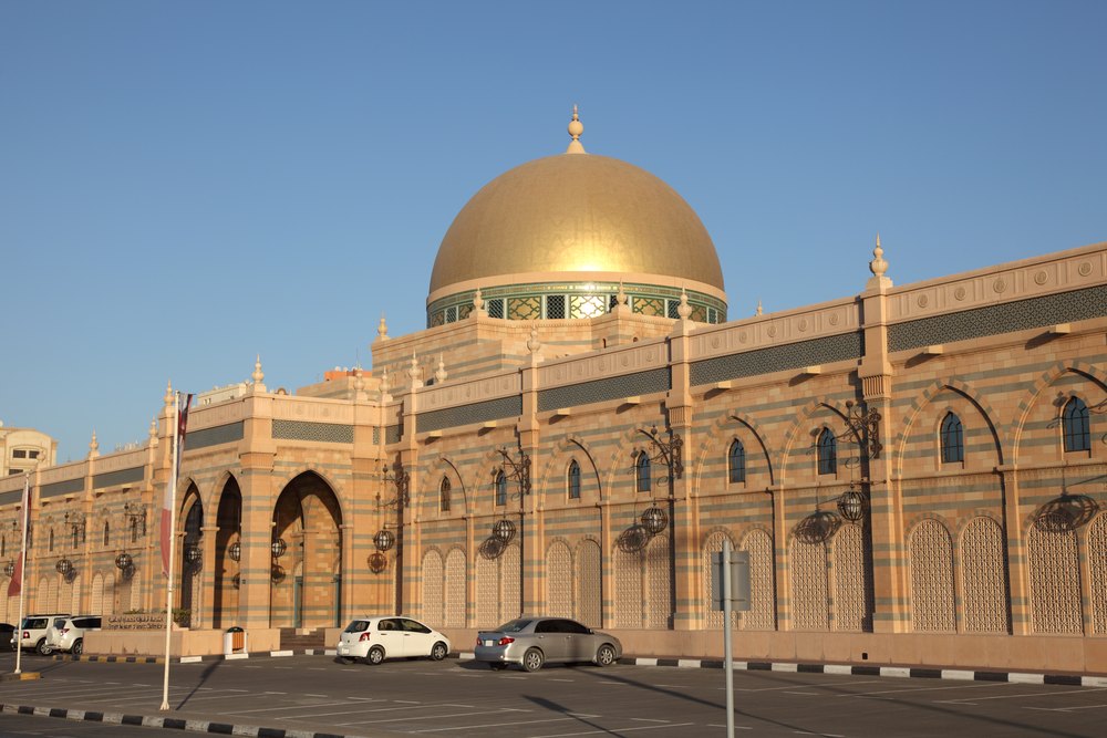 Złota kopuła Muzeum Cywilizacji Islamu w dawnym targu Al Majarrah w Szardży