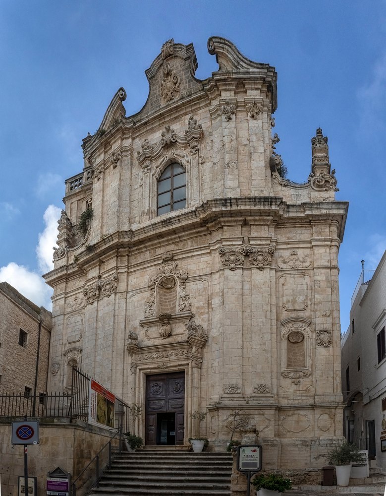 Barokowa fasada kościoła San Vito Martire, siedziby muzeum cywilizacji preklasycznych w Ostuni