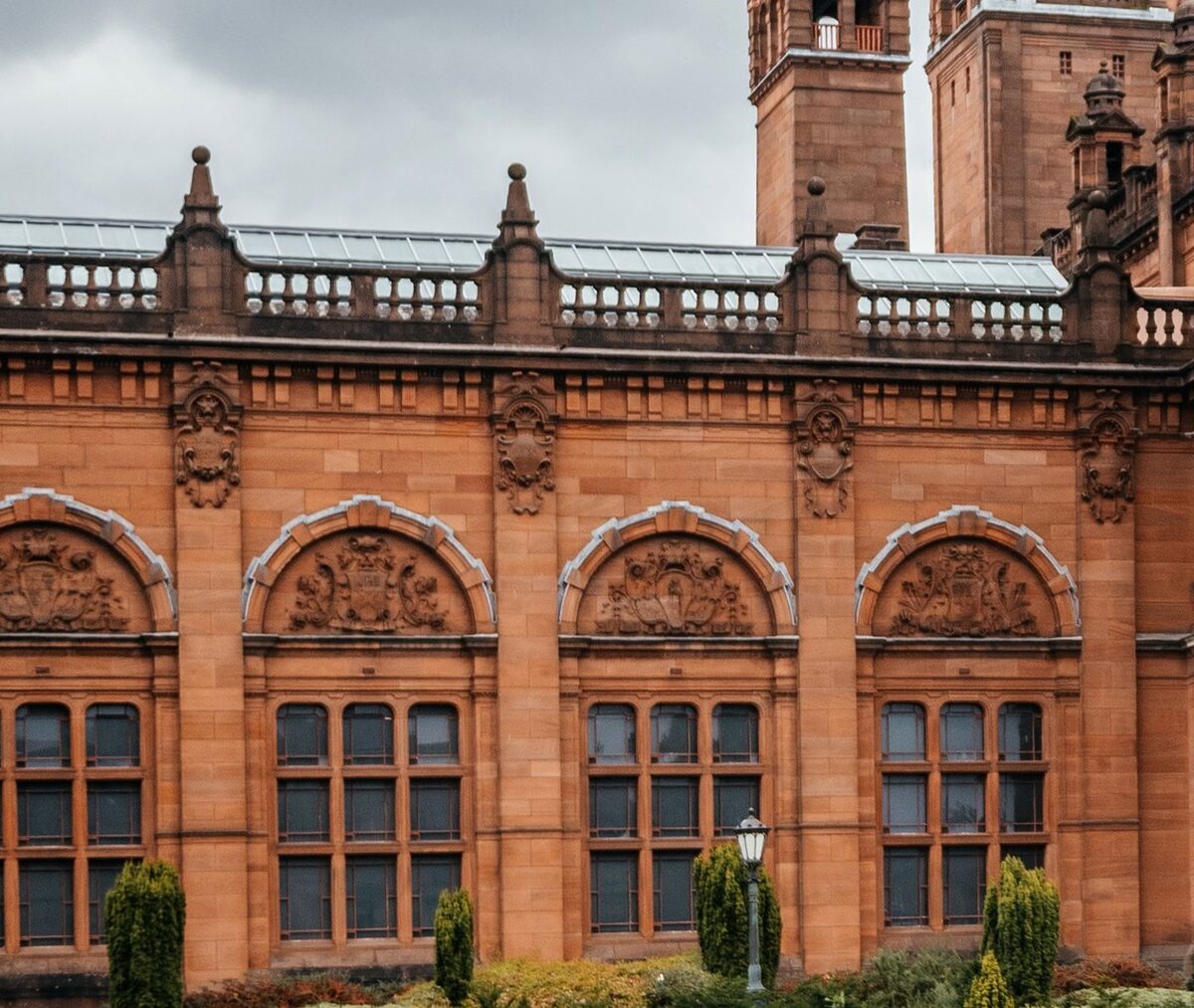 Fasada z czerwonego piaskowca Kelvingrove Art Gallery and Museum w Glasgow z wieżami