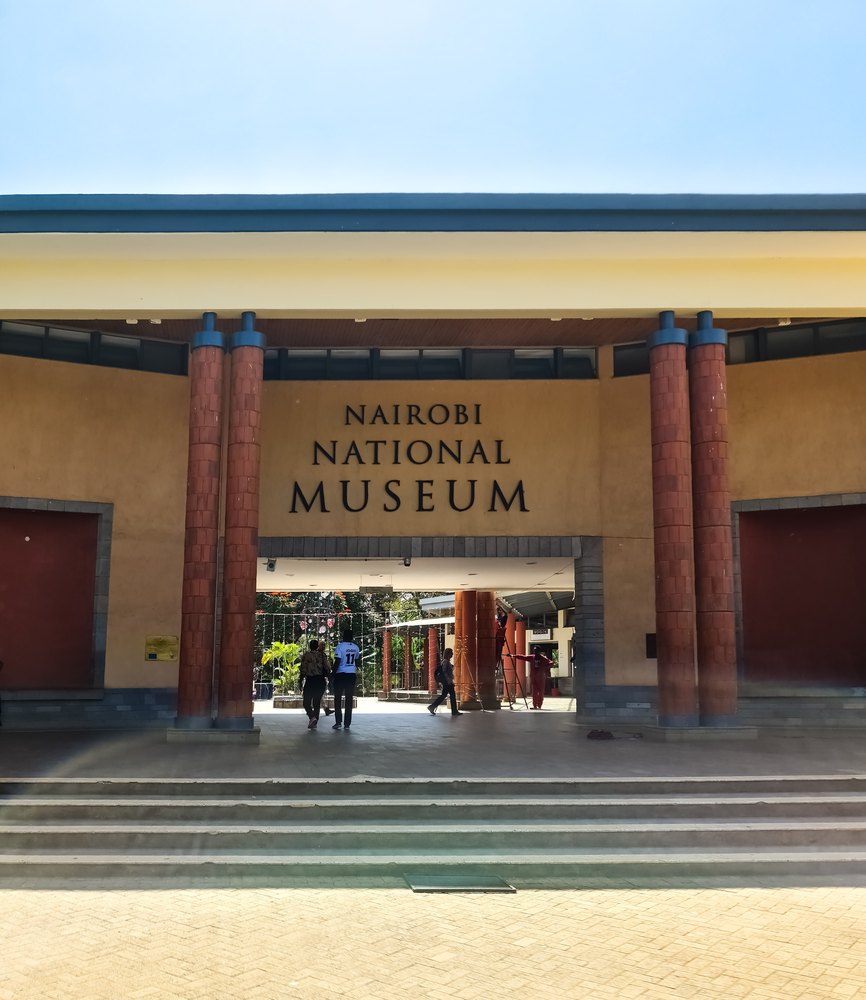 Wejście do Nairobi National Museum z nazwą muzeum nad bramą