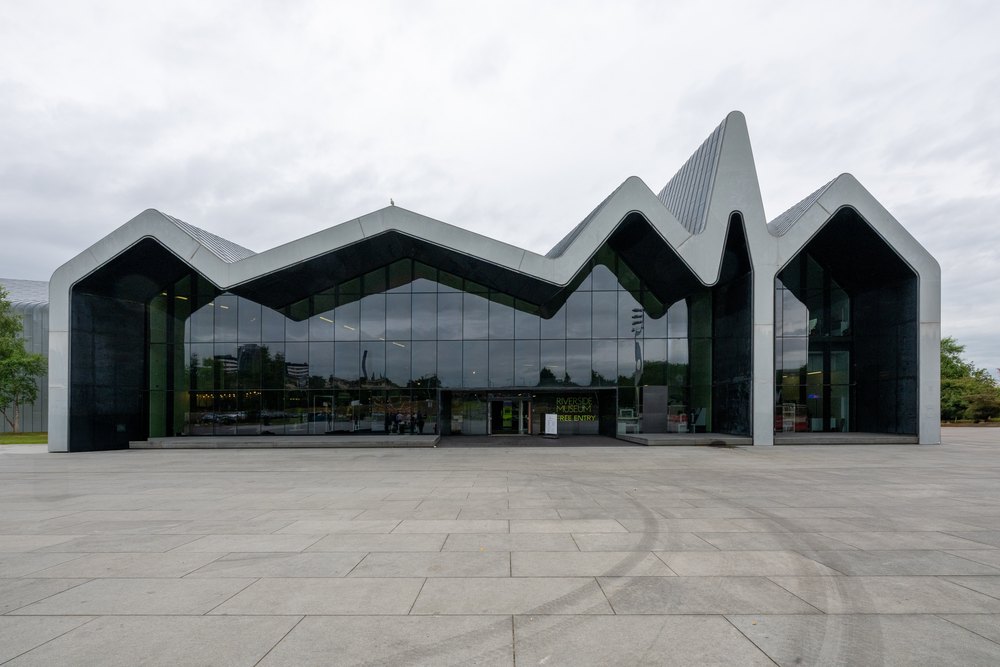 Zygzakowaty dach i szklana fasada Riverside Museum w Glasgow nad pustym placem