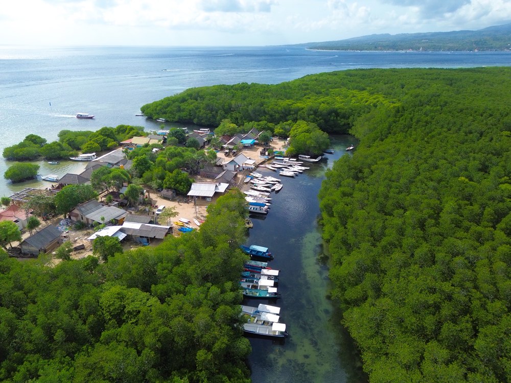 Namorzyny i kanał z łodziami w Jungut Batu na Nusa Lembongan, z lotu ptaka