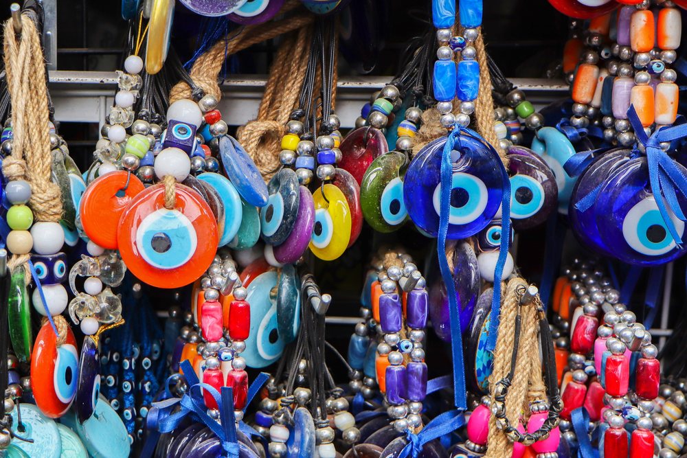Niebieskie amulety nazar boncuğu na sznurkach na straganie w Stambule