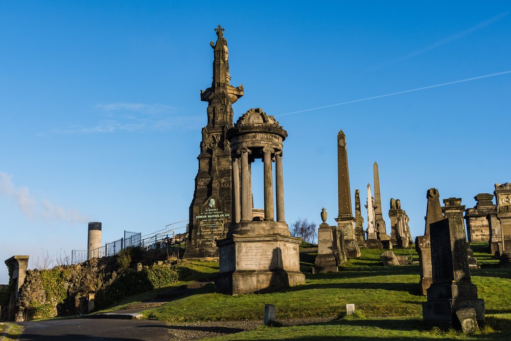 Wiktoriańskie pomniki i obeliski na wzgórzu cmentarza Necropolis w Glasgow