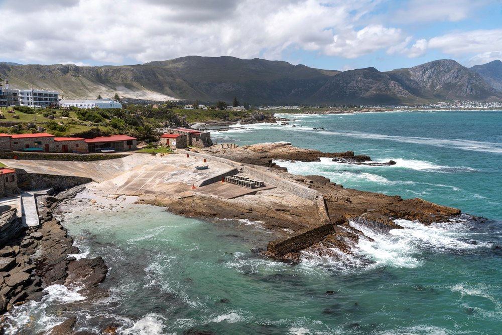 Old Harbour w Hermanus i skaliste wybrzeże zatoki
