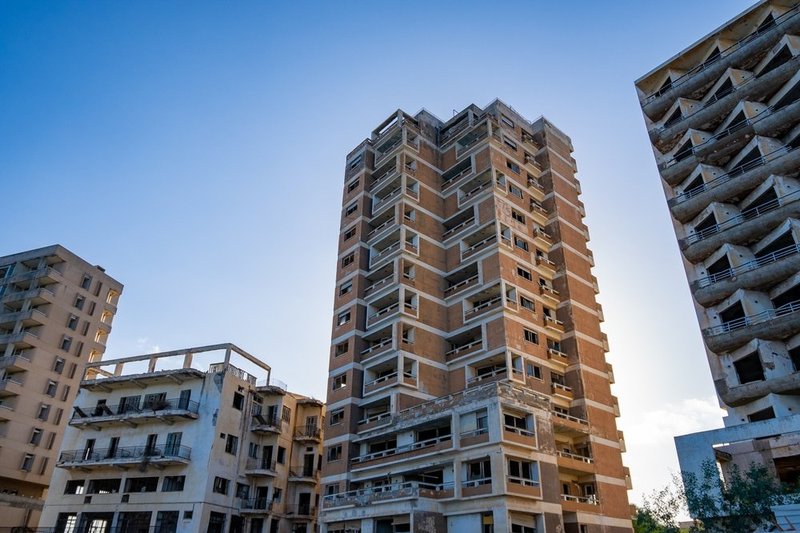Opuszczone wieżowce w ogrodzonej dzielnicy Warosza w Famaguście