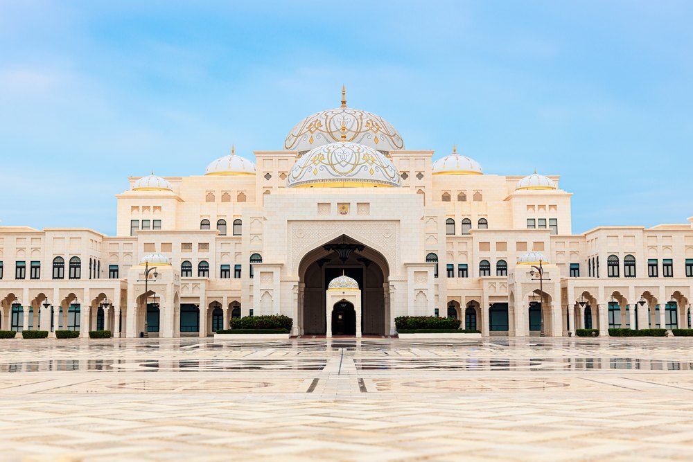 Fasada pałacu prezydenckiego Qasr Al Watan z kopułą nad wejściem w Abu Zabi