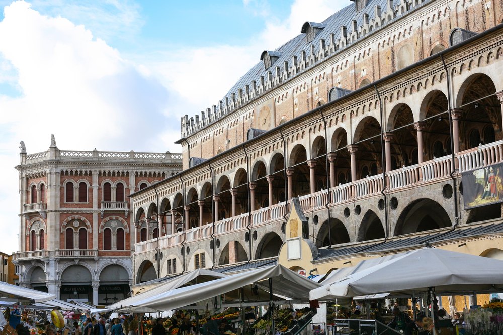 Palazzo della Ragione z arkadowymi loggiami nad straganami targu na Piazza delle Erbe