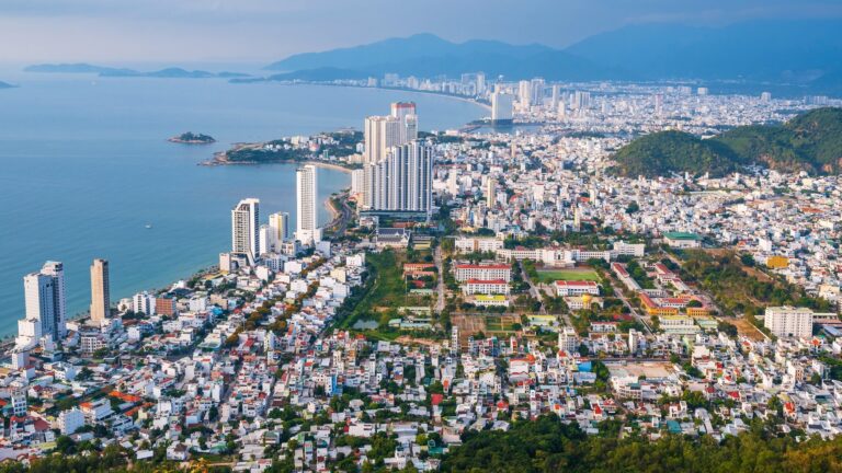 Wieżowce i zabudowa Nha Trang nad zatoką z lotu ptaka