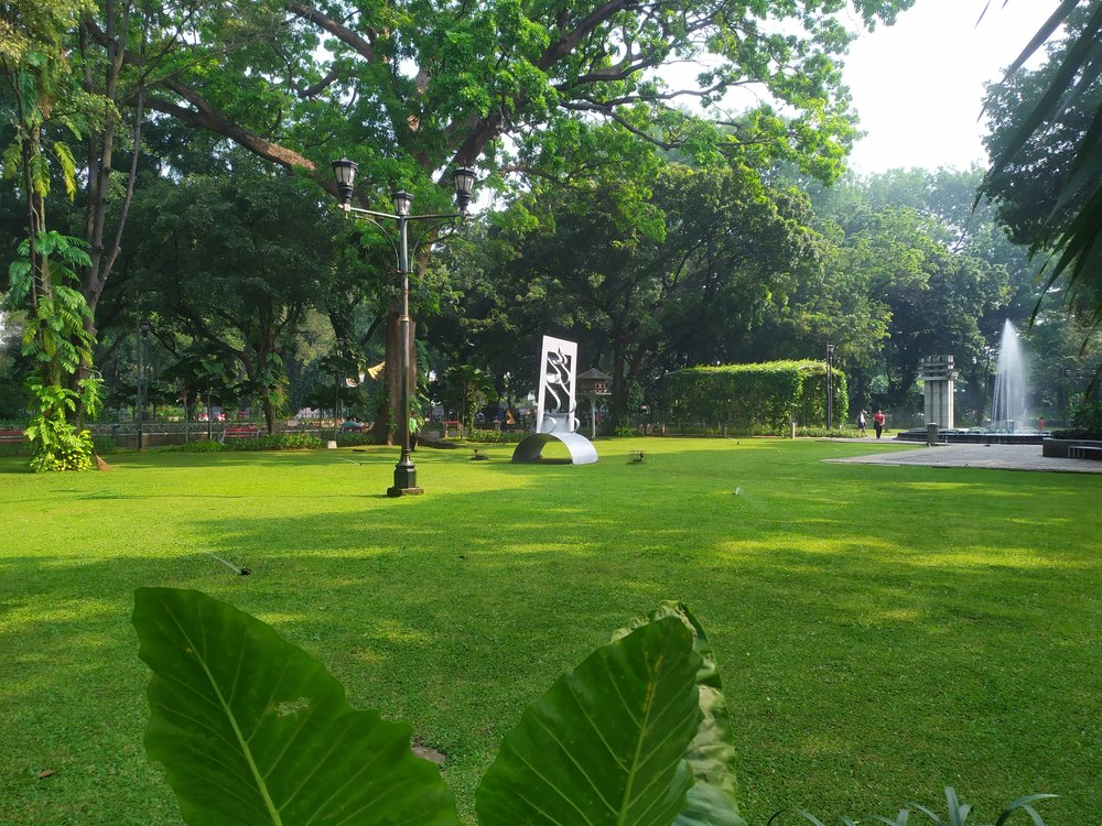 Poranek w parku Taman Suropati w dzielnicy Menteng w Dżakarcie