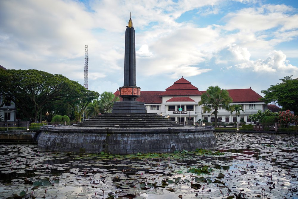 Pomnik na placu Alun-Alun Tugu przed ratuszem miasta Malang