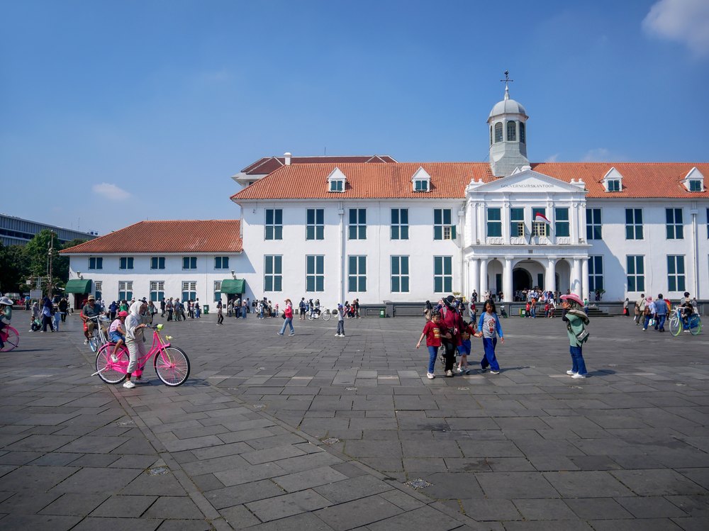 Dawny ratusz holenderski, dziś Muzeum Historii Dżakarty, nad placem Fatahillah w Kota Tua