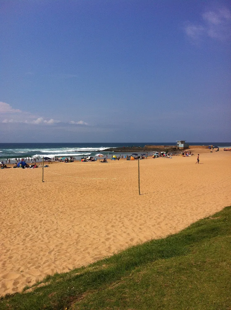 Szeroka piaszczysta plaża w Amanzimtoti z siatką do siatkówki