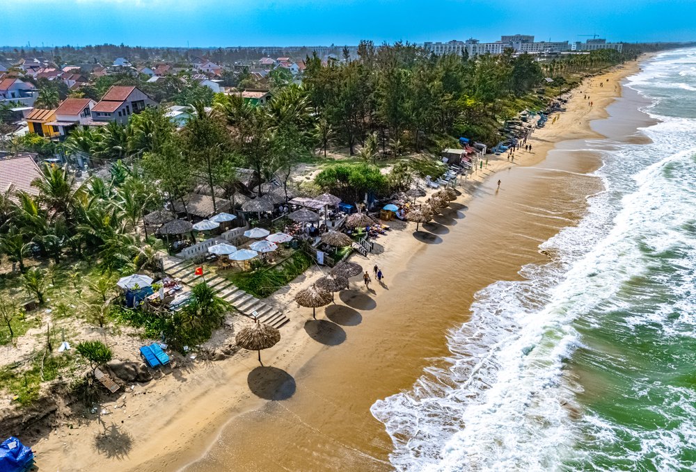 Plaża An Bàng z parasolami i falami z lotu ptaka