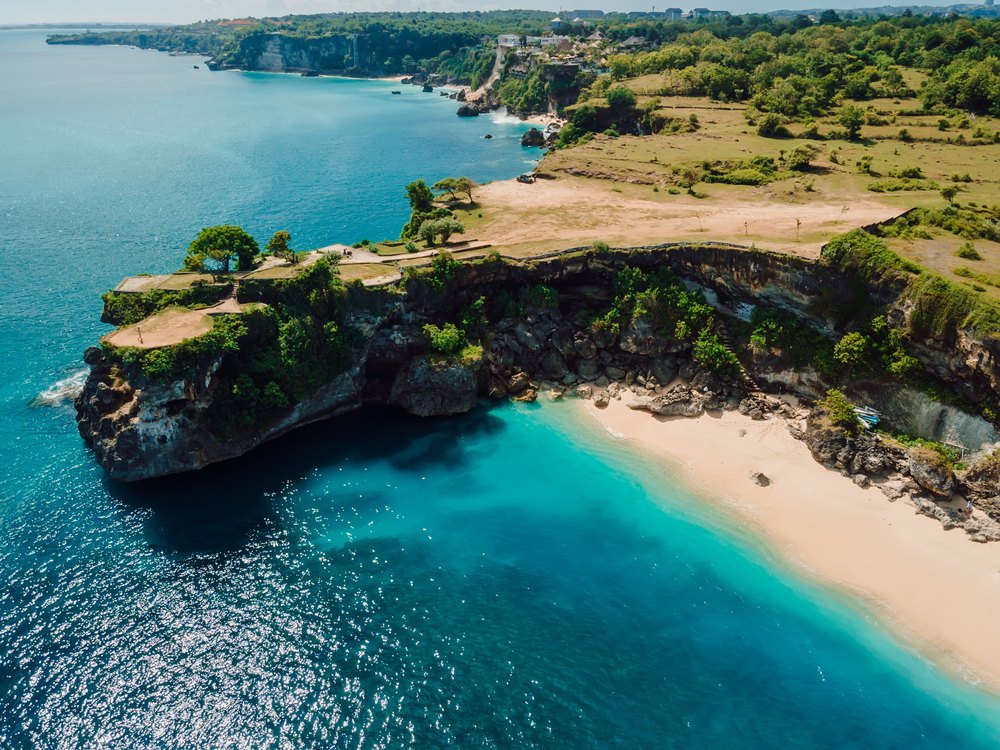 Plaża Balangan pod klifem w granicach Jimbaranu, z lotu ptaka