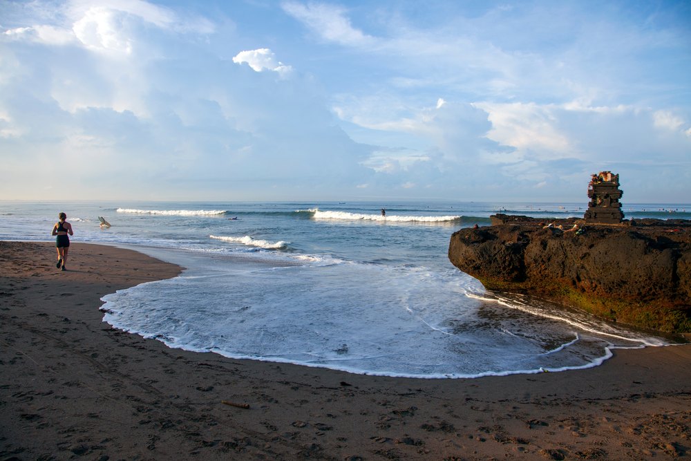 Plaża Batu Bolong w Canggu ze skałą i świątynią na brzegu