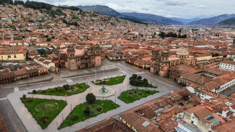 Plaza de Armas w Cusco z lotu ptaka, z ogrodami i czerwonymi dachami starego miasta