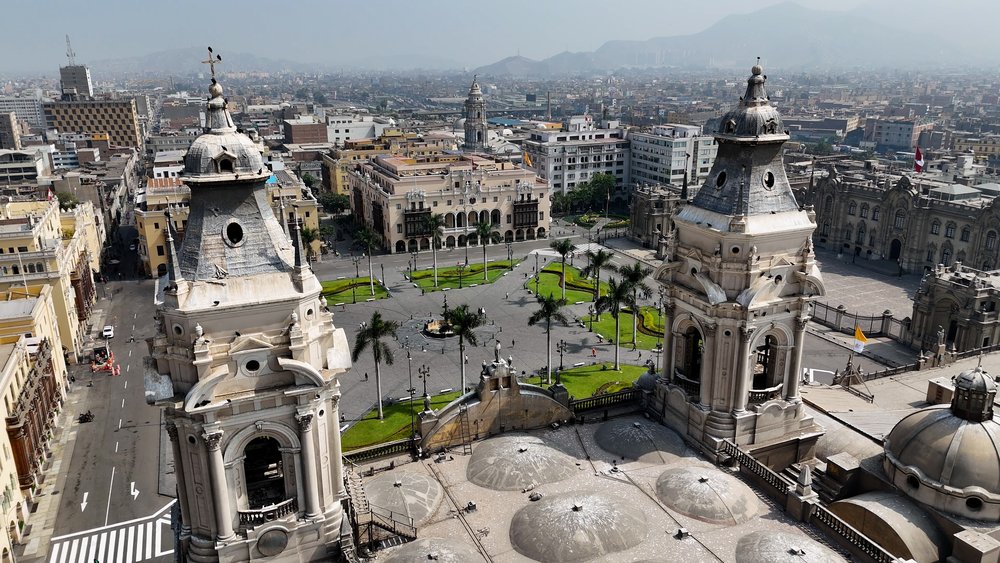 Wieże katedry i Plaza de Armas w historycznym centrum Limy z góry