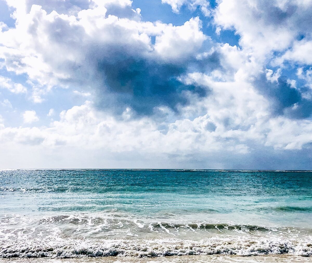 Fale Oceanu Indyjskiego rozbijające się o plażę Diani Beach