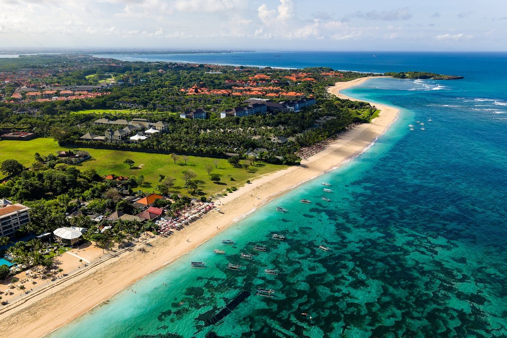 Plaża Geger w Nusa Dua z płycizną i rafą, z lotu ptaka