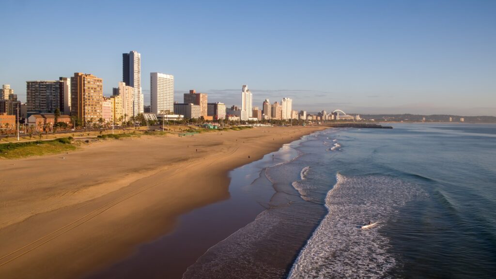 Plaża Golden Mile i wieżowce nadbrzeża Durbanu w porannym słońcu
