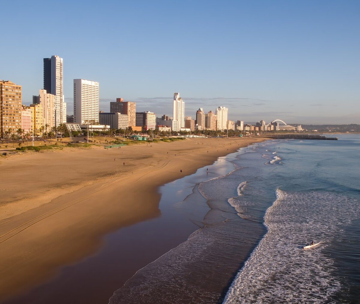 Plaża Golden Mile i wieżowce nadbrzeża Durbanu w porannym słońcu