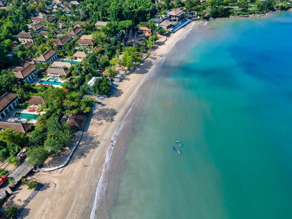 Plaża w środku zatoki Jimbaran pod resortami, z lotu ptaka