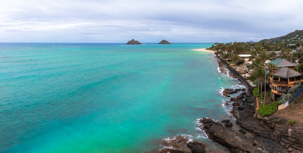 Turkusowa woda przy plaży Lanikai i wysepki Mokulua na Oahu