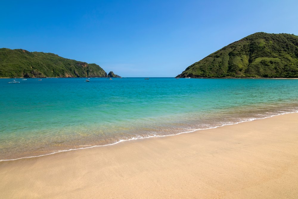 Plaża Mawun w zatoce zamkniętej wzgórzami koło Kuty na Lomboku