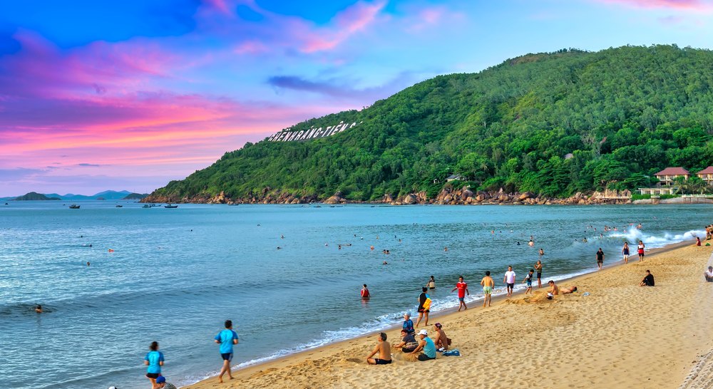 Plaża miejska Quy Nhơn u stóp wzgórza z napisem Ghềnh Ráng Tiên Sa