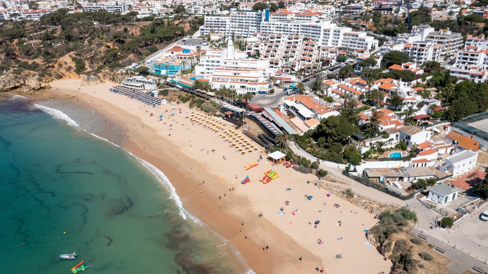 Plaża Praia da Oura w Albufeirze z lotu ptaka, nad piaskiem hotele i apartamenty