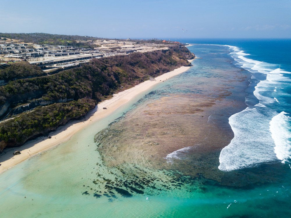Plaża Pandawa pod klifami wybrzeża Bukitu, z lotu ptaka